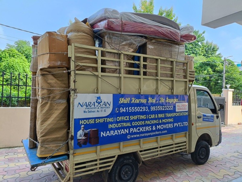Narayan Packers pickup loaded for a local move, Narayan Packers and Movers Lucknow